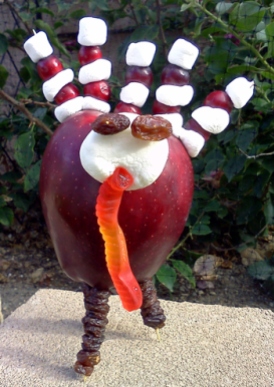 To make this cute little turkey below, you need a red apple, big and small marshmallows, cranberries, raisins, a gummy worm and toothpicks. This is a fun craft project for the kids for Thanksgiving!